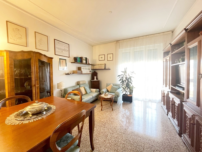 Soggiorno luminoso con balcone a Casa Marghe vicino Cecina