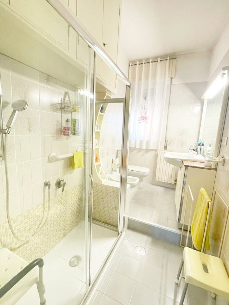 Bagno con doccia dell’appartamento Casa Marghe