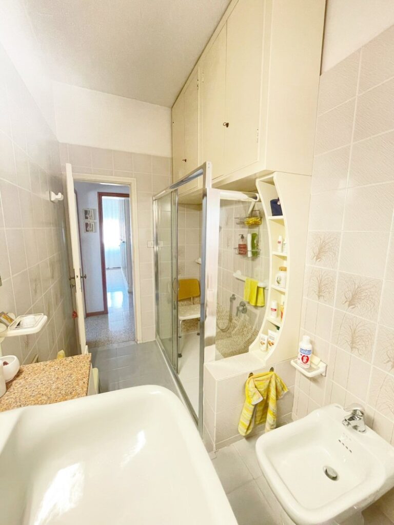 Bagno completo con doccia e lavabo nell’appartamento vicino Cecina